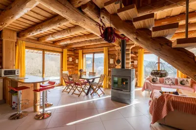 Coin salon dans l'établissement Chalet l'Epicurien - Au calme avec grand jardin