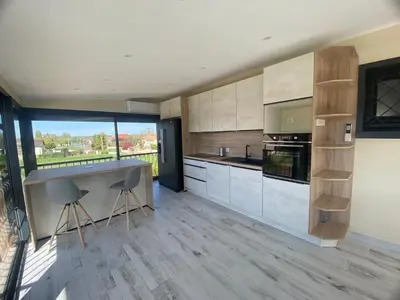 Cuisine ou kitchenette dans l'établissement Logement indépendant chez l'habitant - CLIM- piscine commune - EV borne 22kw