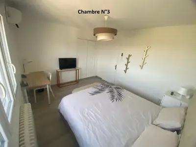 Un ou plusieurs lits dans un hébergement de l'établissement Logement indépendant chez l'habitant - CLIM- piscine commune - EV borne 22kw