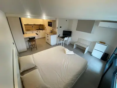 Cuisine ou kitchenette dans l'établissement Logement indépendant chez l'habitant - CLIM- piscine commune - EV borne 22kw
