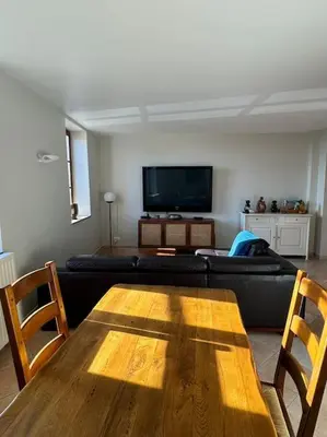Télévision ou salle de divertissement dans l'établissement Maison au Bord de la Falaise