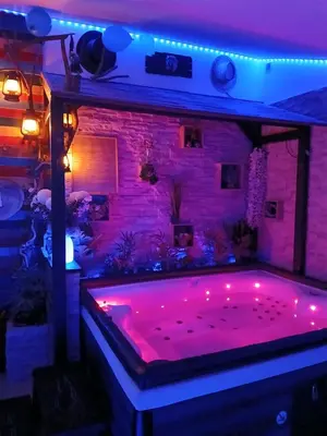 Plan de l'établissement L'histoire de l'ouest , jacuzzi appartement