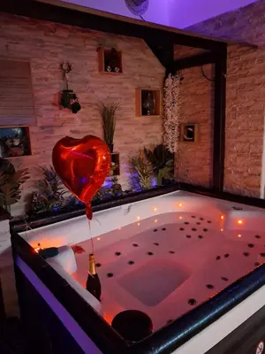 Plan de l'établissement L'histoire de l'ouest , jacuzzi appartement