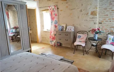 Un ou plusieurs lits dans un hébergement de l'établissement Stunning Home In Ruffey Les Beaune