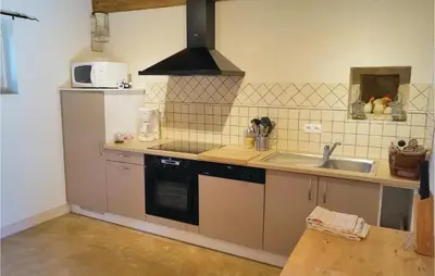 Cuisine ou kitchenette dans l'établissement Stunning Home In Ruffey Les Beaune