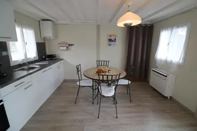 Cuisine ou kitchenette dans l'établissement Chalet au bord de l eau