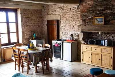 Cuisine ou kitchenette dans l'établissement Grand logement (+ jardin surélevé)