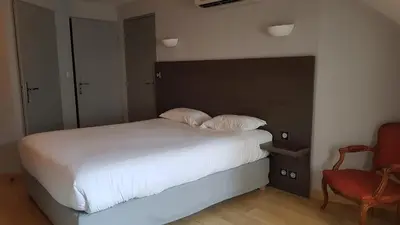 Un ou plusieurs lits dans un hébergement de l'établissement Logis Hôtel des Deux Forts