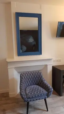 Télévision ou salle de divertissement dans l'établissement Logis Hôtel des Deux Forts