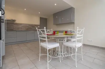 Cuisine ou kitchenette dans l'établissement Le Pied à Terre de Montcenis - Appt avec parking privé