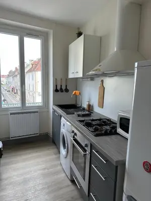 Cuisine ou kitchenette dans l'établissement F2 hyper centre ville Lons
