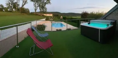 Piscine de l'établissement La perle des Lacs ou située à proximité