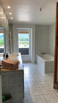 Salle de bains dans l'établissement La perle des Lacs