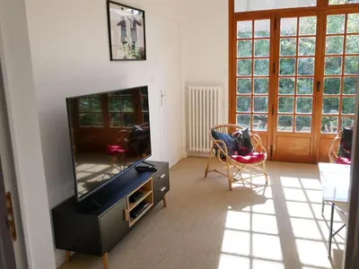 Télévision ou salle de divertissement dans l'établissement Maison au calme avec jardin à 5 min de Tournus