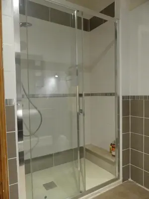 Salle de bains dans l'établissement VIC-de-CHASSENAY