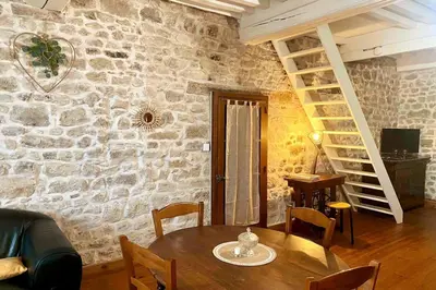 Coin salon dans l'établissement Le nid du coq d'or location appartement