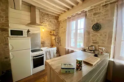 Cuisine ou kitchenette dans l'établissement Le nid du coq d'or location appartement