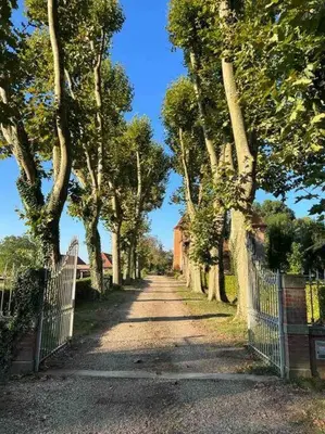 Jardin de l'établissement Longère de château en Bourgogne - avec piscine