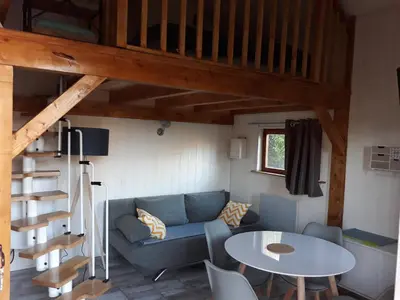 Coin salon dans l'établissement Le petit chalet jurassien