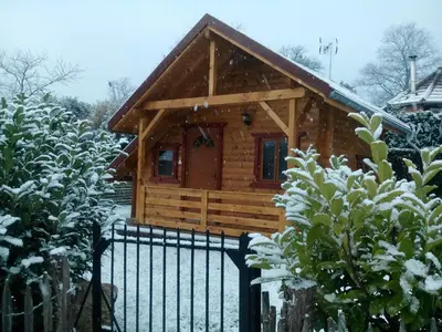 L'établissement Le petit chalet jurassien en hiver