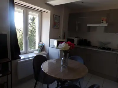 Cuisine ou kitchenette dans l'établissement Maison calme & paisible avec vue