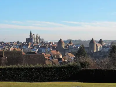 Vue générale sur Pouillenay ou vue de la ville depuis la maison de vacances