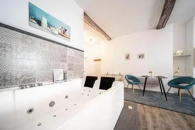 Salle de bains dans l'établissement Le Nid d'Amour Éternel