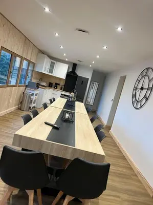 Cuisine ou kitchenette dans l'établissement Chalet Les Bruyères proche du lac des Settons