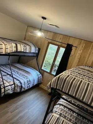 Un ou plusieurs lits dans un hébergement de l'établissement Chalet Les Bruyères proche du lac des Settons