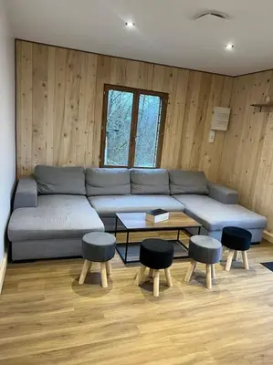 Coin salon dans l'établissement Chalet Les Bruyères proche du lac des Settons