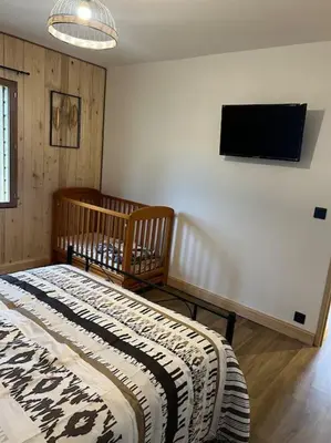 Télévision ou salle de divertissement dans l'établissement Chalet Les Bruyères proche du lac des Settons