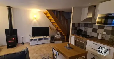 Télévision ou salle de divertissement dans l'établissement La Petite Maison de l'Oze