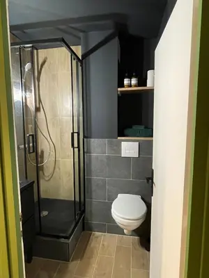 Salle de bains dans l'établissement Le Wimbledon