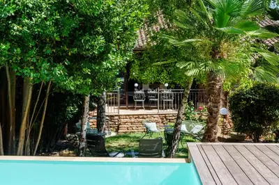 Piscine de l'établissement L'ACADEMIE ou située à proximité