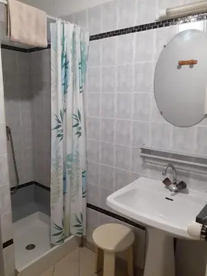 Salle de bains dans l'établissement Le Vendangeur