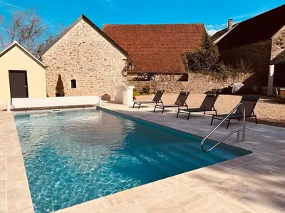 Piscine de l'établissement Gîte les filous Maison avec piscine et dépendance ou située à proximité