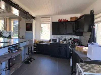 Cuisine ou kitchenette dans l'établissement Gîte les filous Maison avec piscine et dépendance