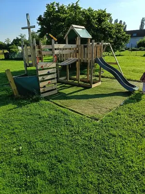 Aire de jeux pour enfants de l'établissement Les Jardins Ducarouge 3 climatisé