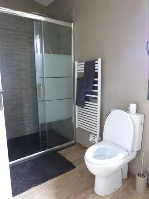 Salle de bains dans l'établissement Gîtes de cahuzac