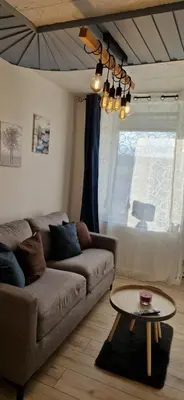 Coin salon dans l'établissement Némo Petit studio cosy.
