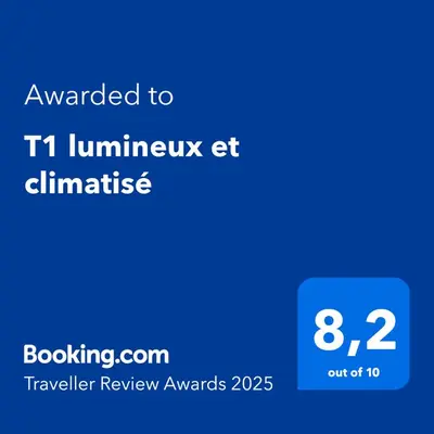 Certificat, récompense, panneau ou autre document affiché dans l'établissement T1 lumineux et climatisé