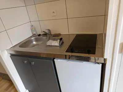Cuisine ou kitchenette dans l'établissement Studio vert tout équipé wifi