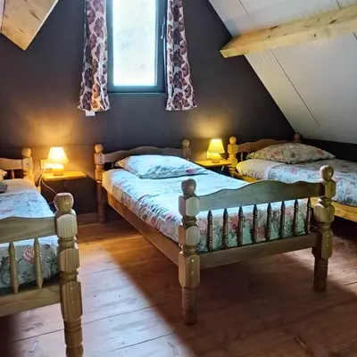 Un ou plusieurs lits dans un hébergement de l'établissement A la cabane des Bois dessus Tiny Gite