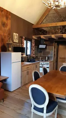 Cuisine ou kitchenette dans l'établissement A la cabane des Bois dessus Tiny Gite