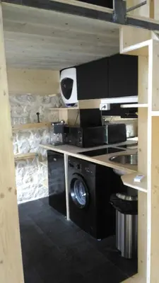 Cuisine ou kitchenette dans l'établissement Studio meublé proche conseil départemental du Jura