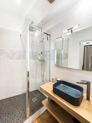 Salle de bains dans l'établissement Les Jardins de La Cité 60m2 et parking gratuit