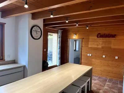 Cuisine ou kitchenette dans l'établissement Longère bressane.