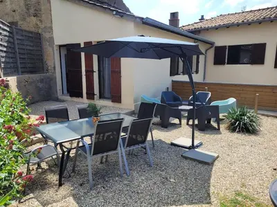 Terrasse ou espace extérieur de l'établissement Petite maison au cœur des vignes