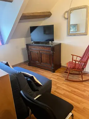 Télévision ou salle de divertissement dans l'établissement maison de 100 m2 comprenant 3 chambres avec jardin
