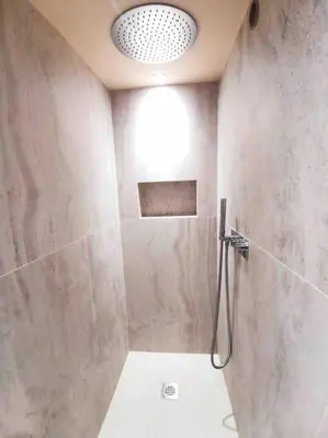 Salle de bains dans l'établissement Le Toit des Hospices : HyperCentre/Vue/Clim
